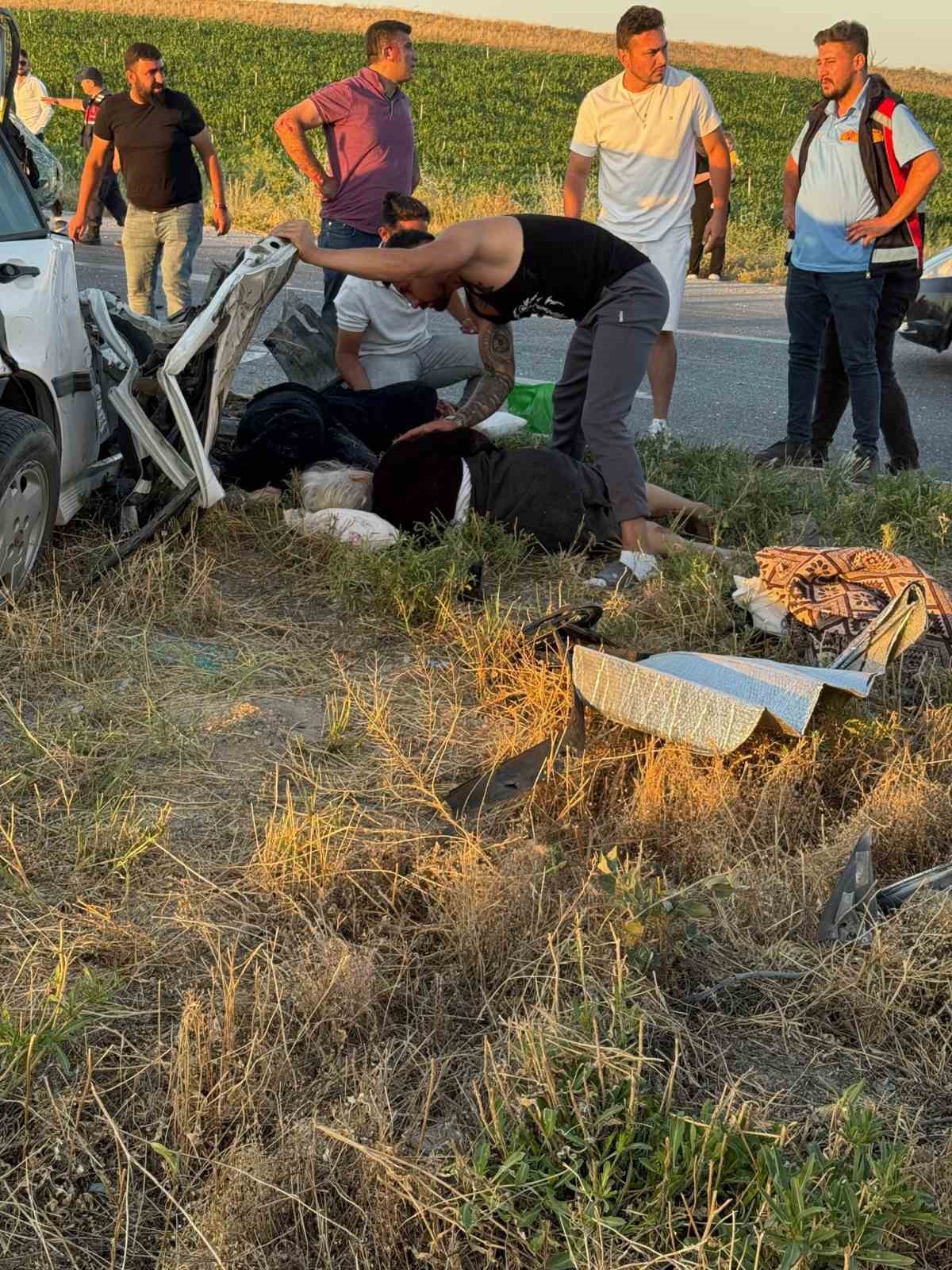 Otomobil ile traktörün çarpıştığı kazada 4 kişi yaralandı