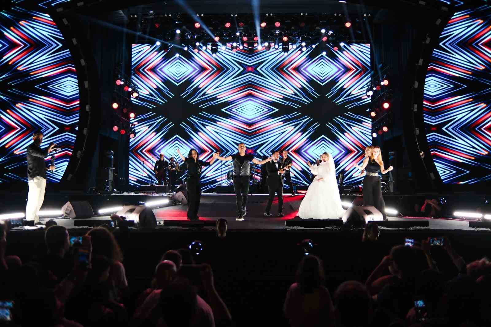 Haluk Levent’ten sahnede düğün sürprizi: Çiftetelli ve balayı hediyesi