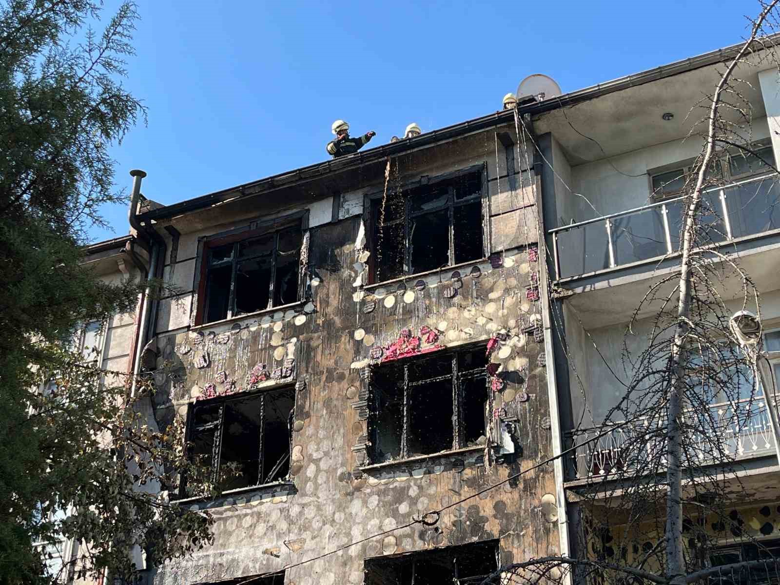 Kafede &ccedil;ıkan yangında bina harabeye d&ouml;nd&uuml;
