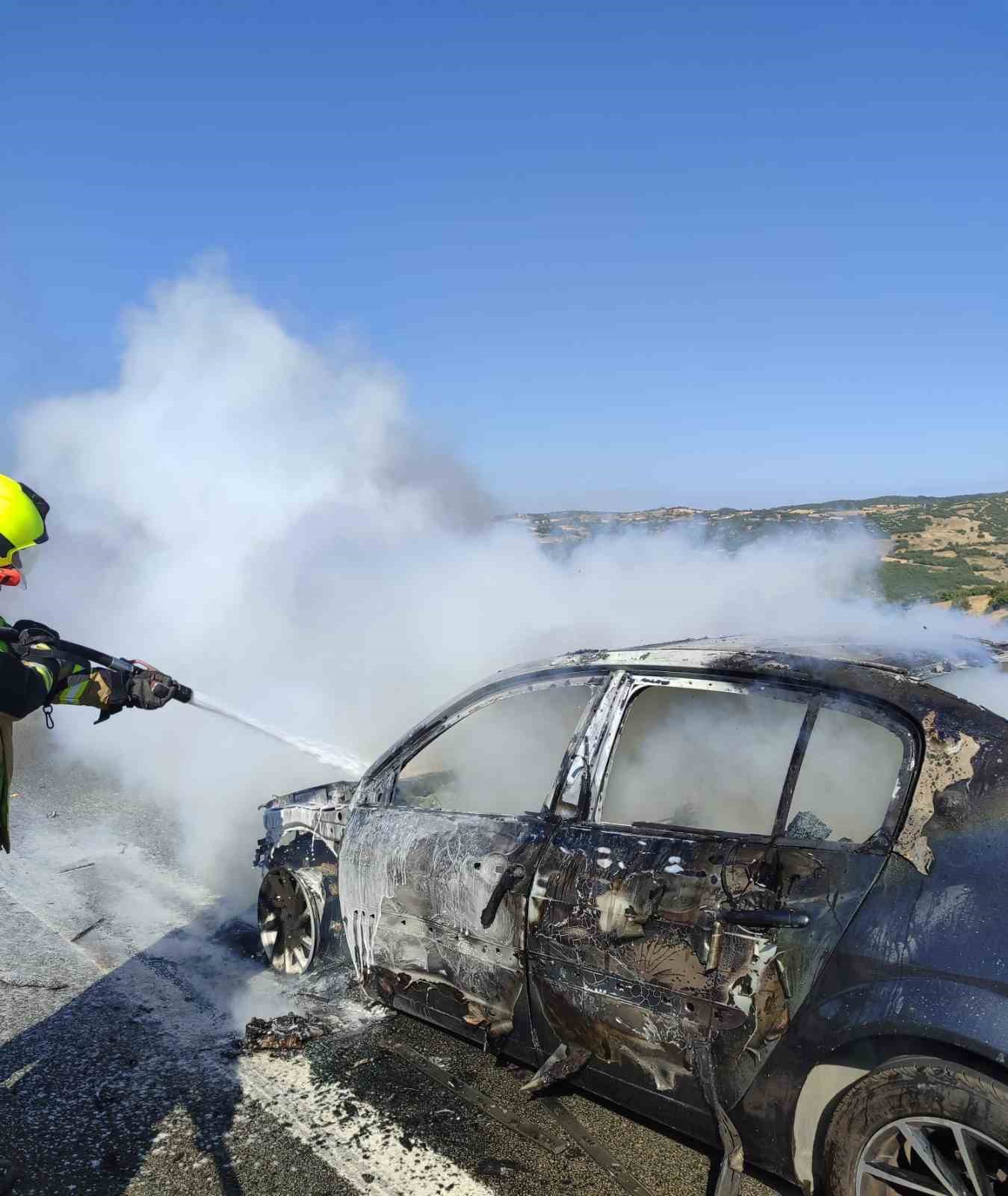 Balıkesir&rsquo;de otomobil otoyolda yandı
