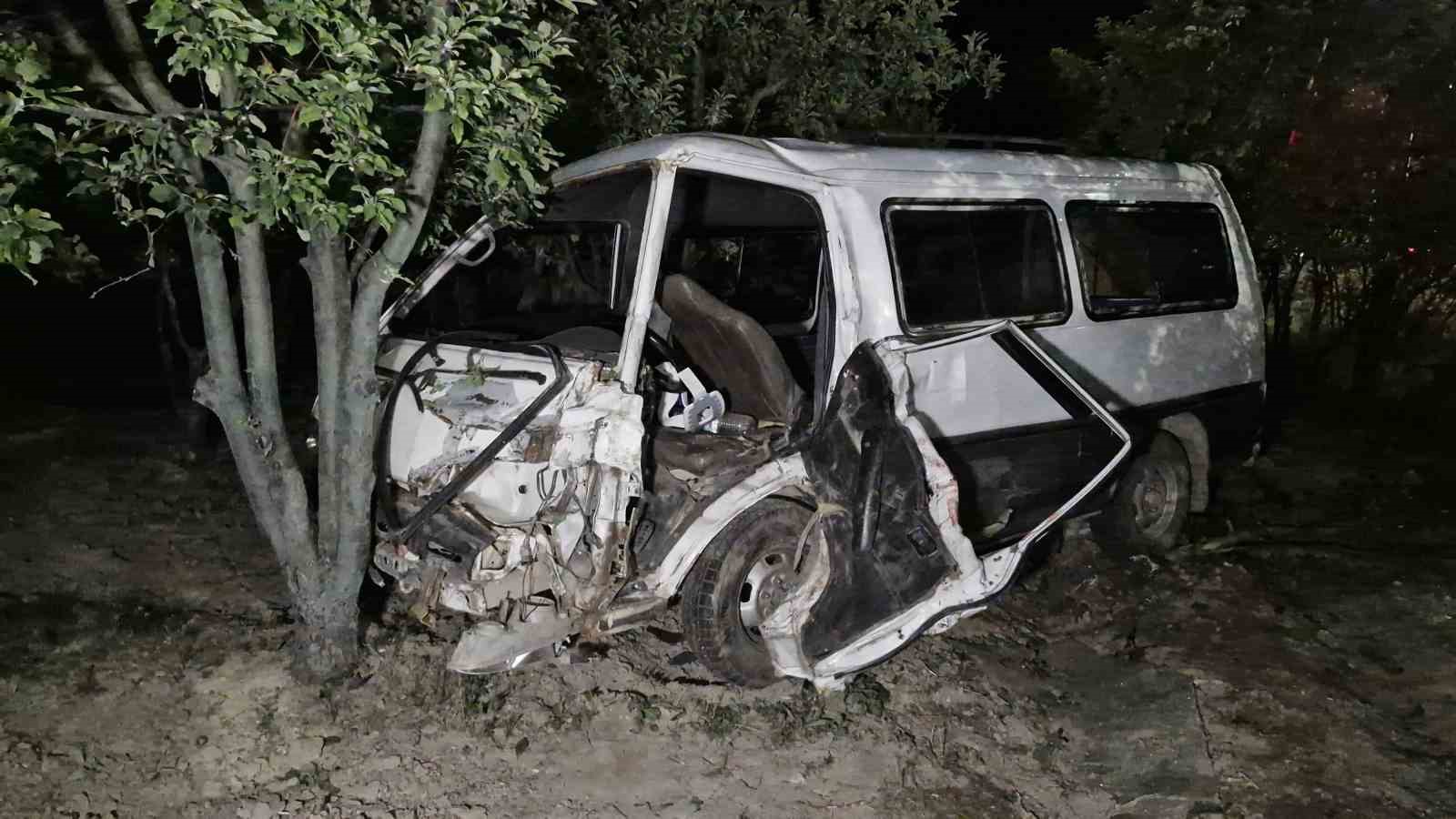 Karaman’da minibüs bahçeye uçtu: 1 yaralı