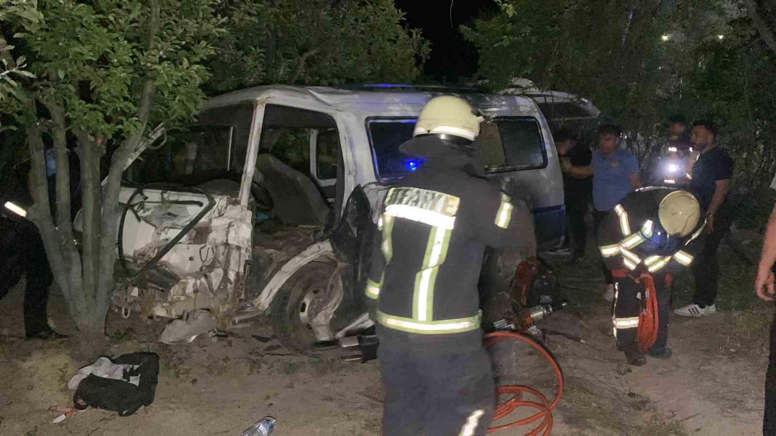 Karaman&rsquo;da minib&uuml;s bah&ccedil;eye u&ccedil;tu: 1 yaralı
