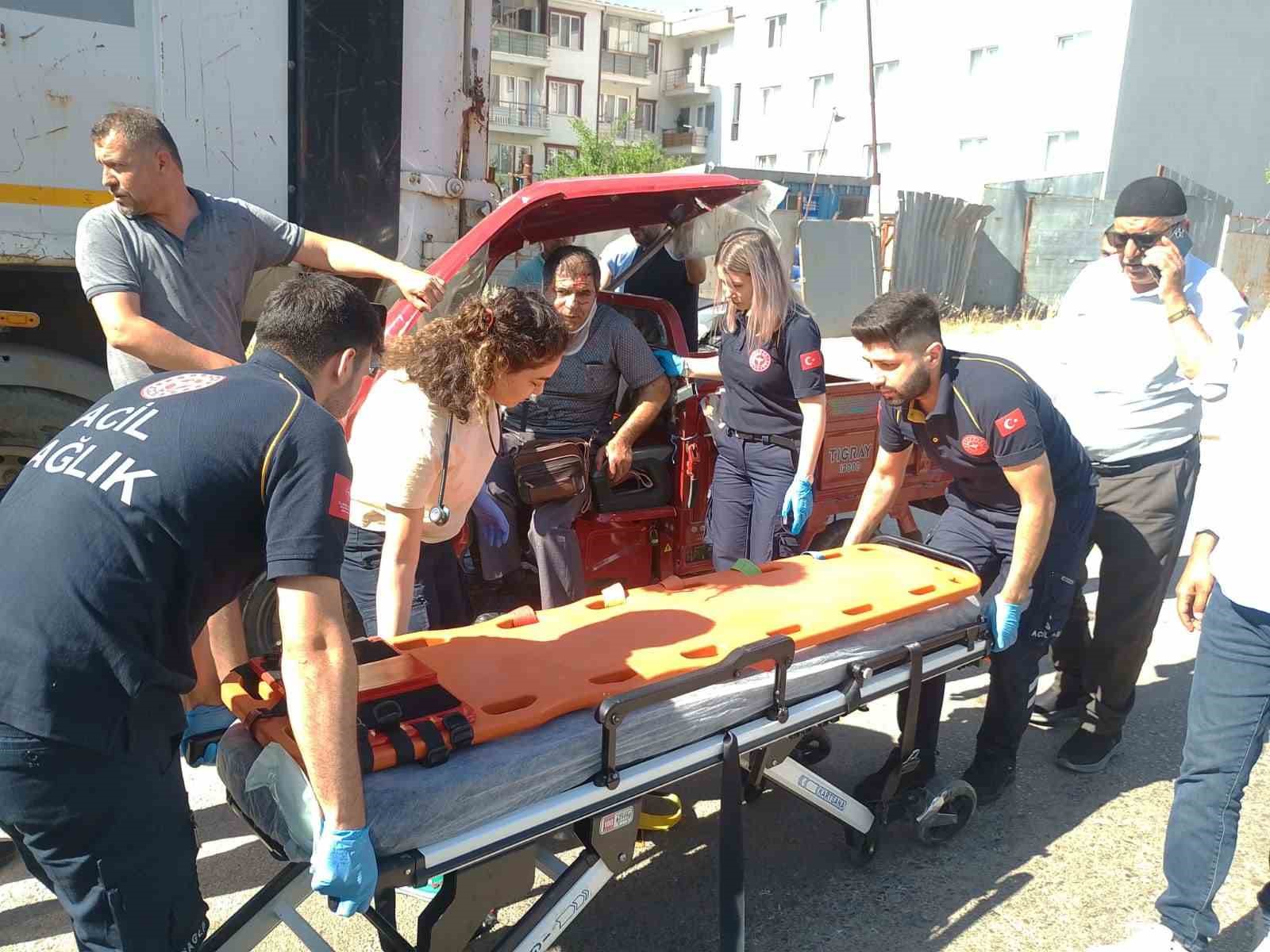 Elektrikli motosiklet tır dorsesine &ccedil;arptı: 1 yaralı
