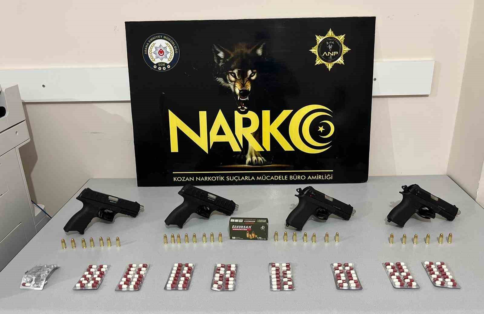 Polisin uyarı ateşiyle durdurulan araçtan uyuşturucu ve silahlar çıktı