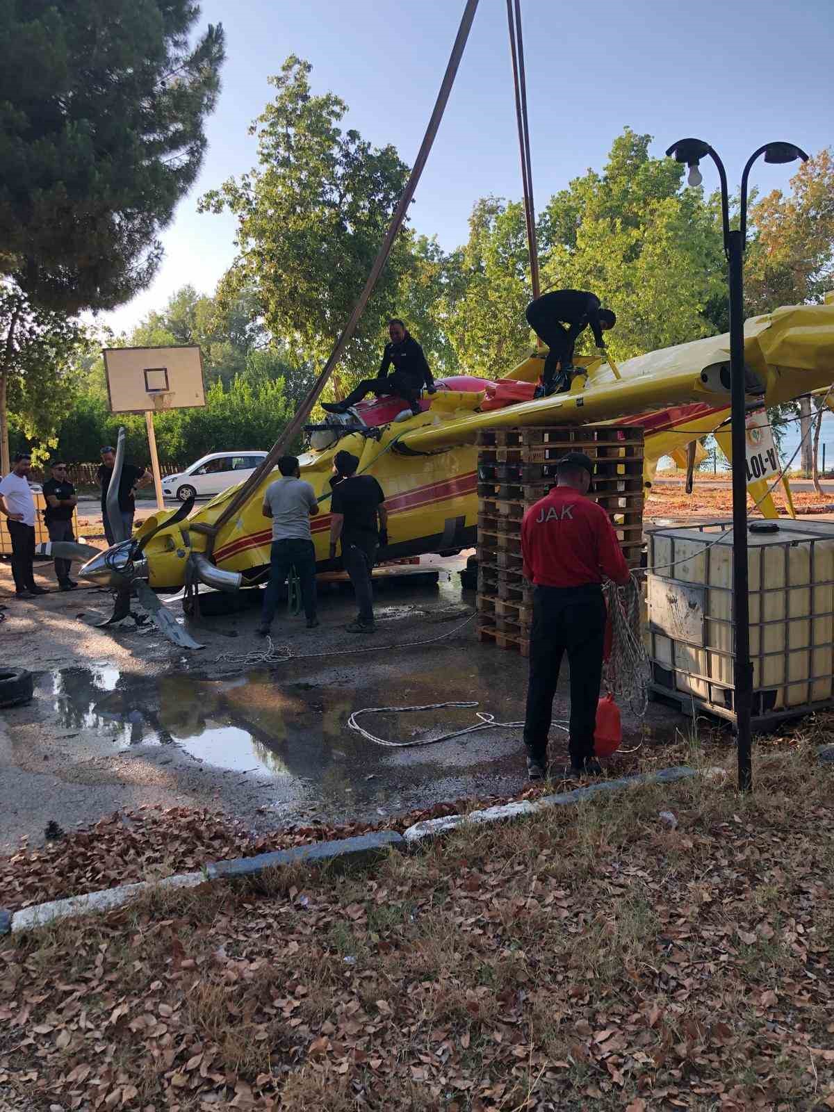 Göle düşen uçağın enkazının çıkartılma görüntüleri paylaşıldı