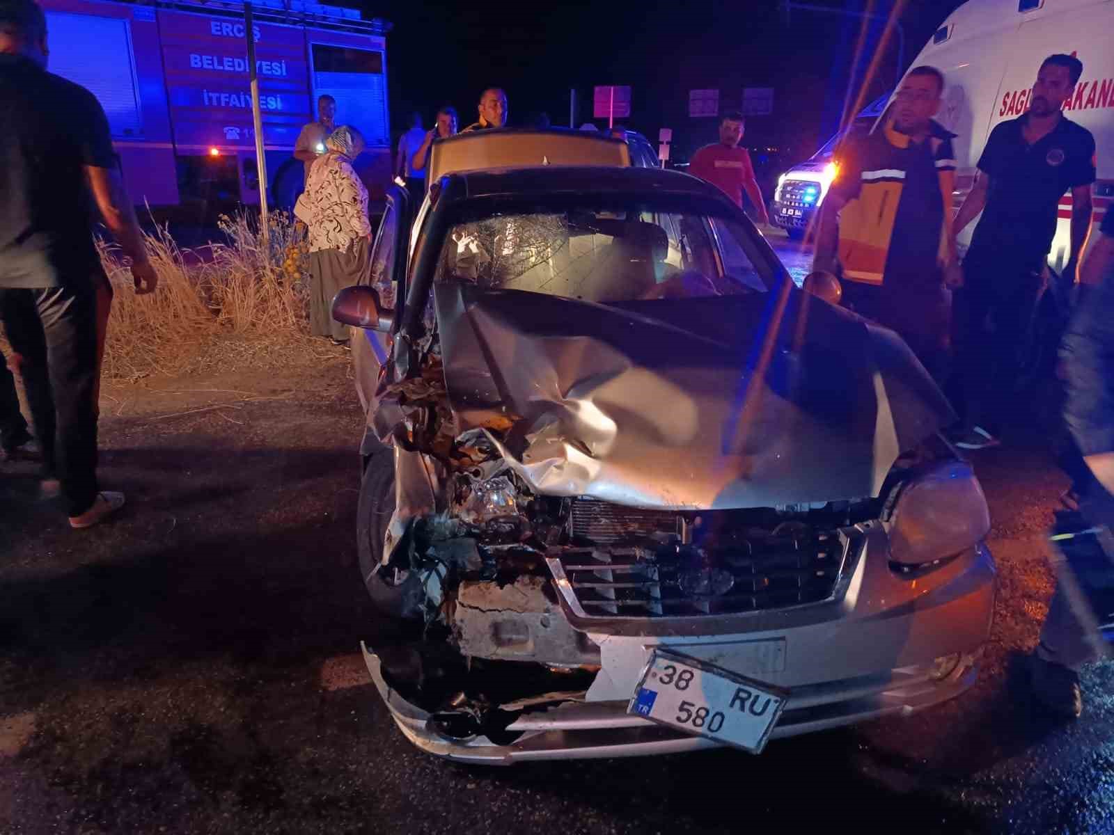 Van’da 2 otomobil çarpıştı: 9 yaralı