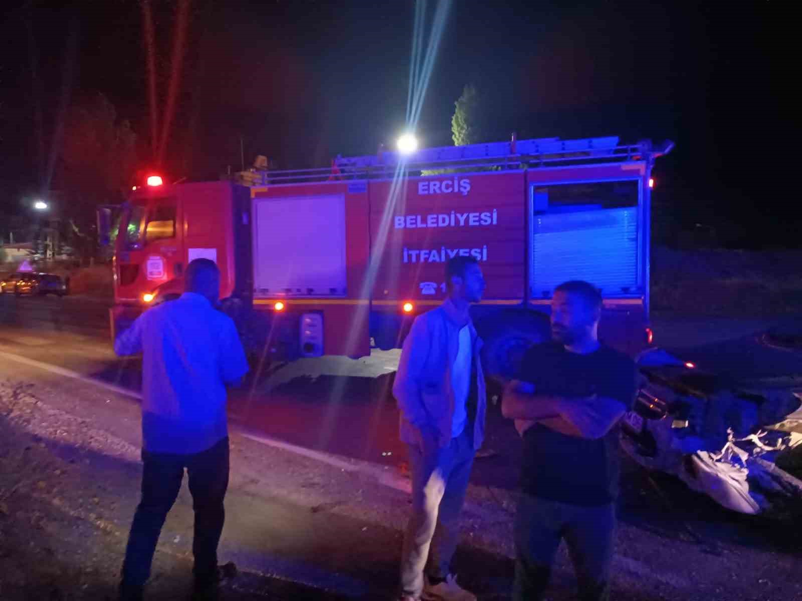 Van&rsquo;da 2 otomobil &ccedil;arpıştı: 9 yaralı
