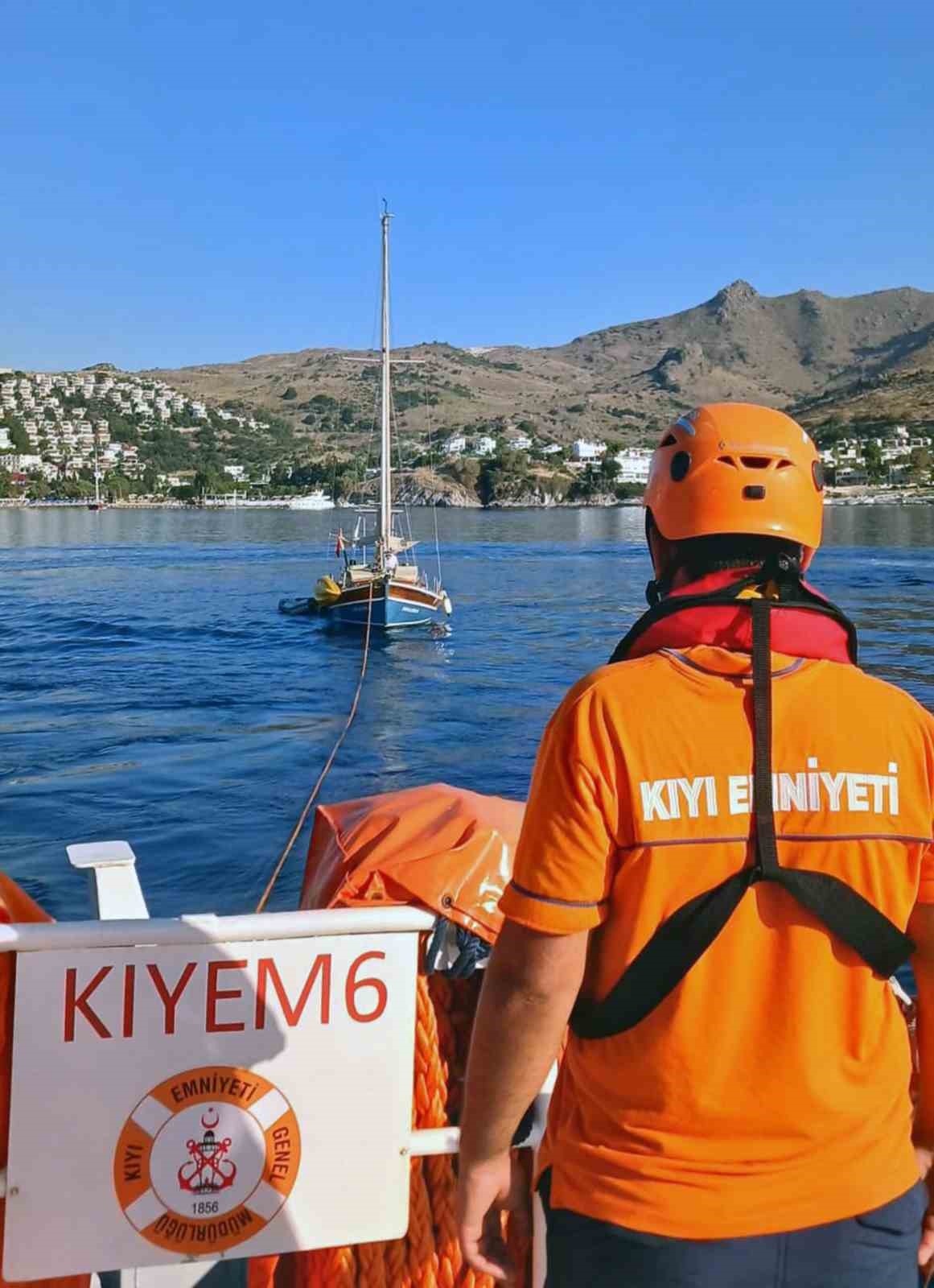 Bodrum’da arızalanan ve içinde 2 kişi bulunan tekne KIYEM ekiplerince kurtarıldı