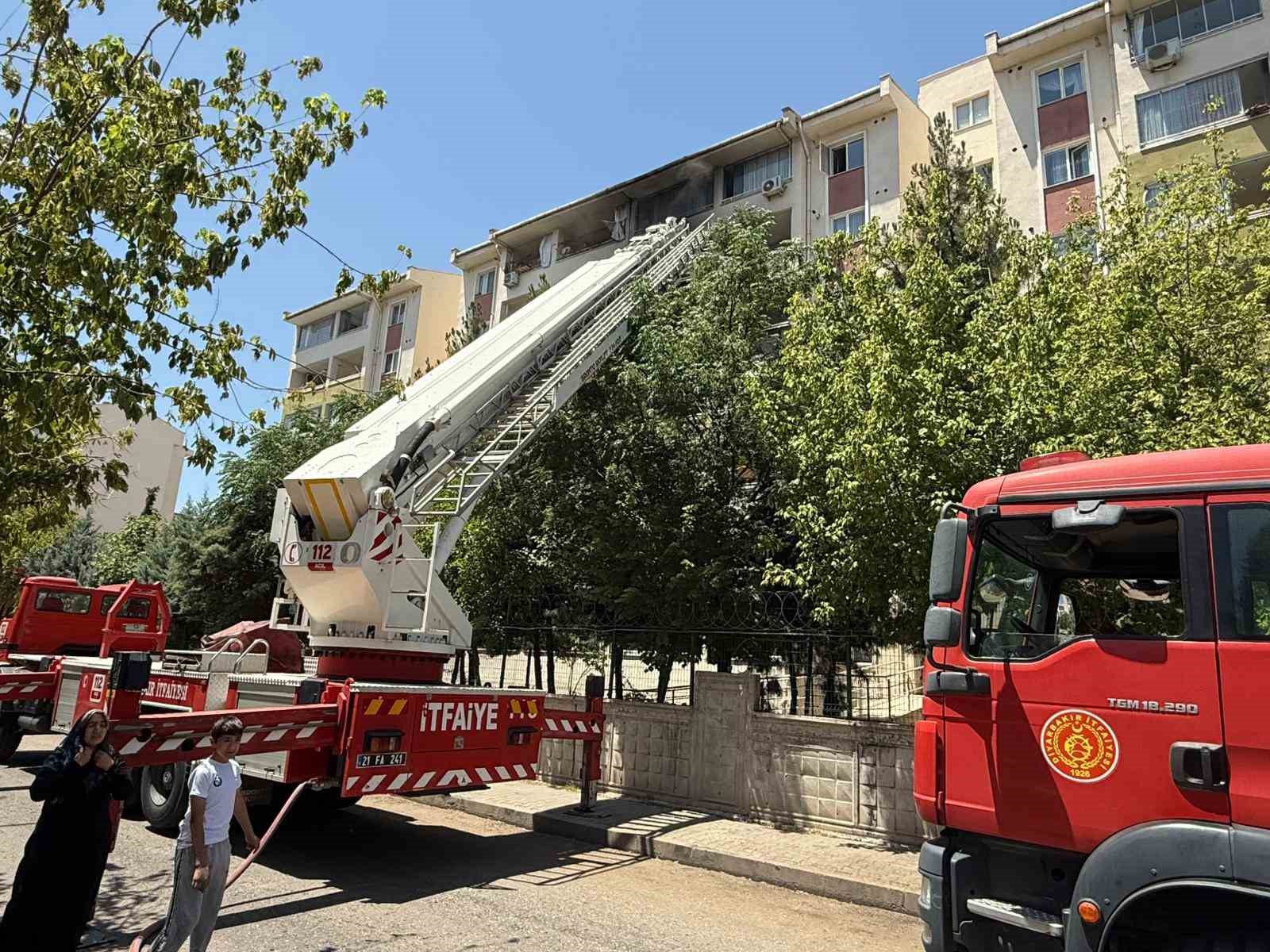 Diyarbakır’da bir apartmanda yangın çıktı. Olay yerine çok sayıda itfaiye, sağlık ve polis ekibi sevk edilirken, apartmanda mahsur kalanların olduğu öğrenildi.
