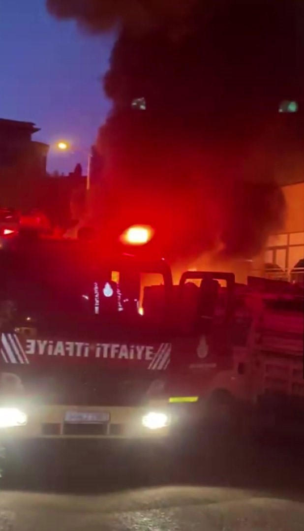 Ataşehir’de sanayi sitesinde yangın: Park halindeki araçlar alev alev yandı
