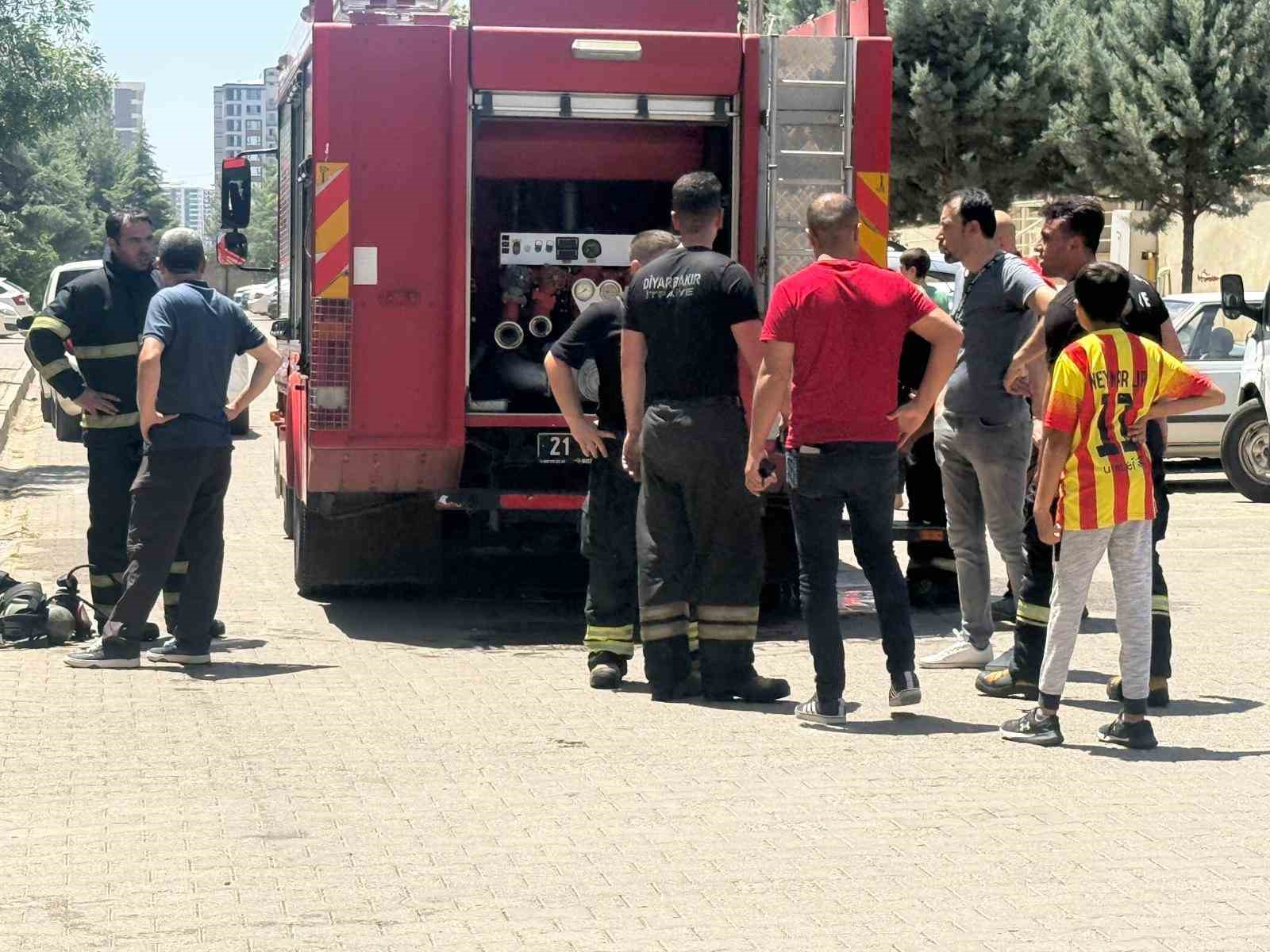Klima ünitesinden çıkan yangında duman binayı kapladı, 4 kişi etkilendi
