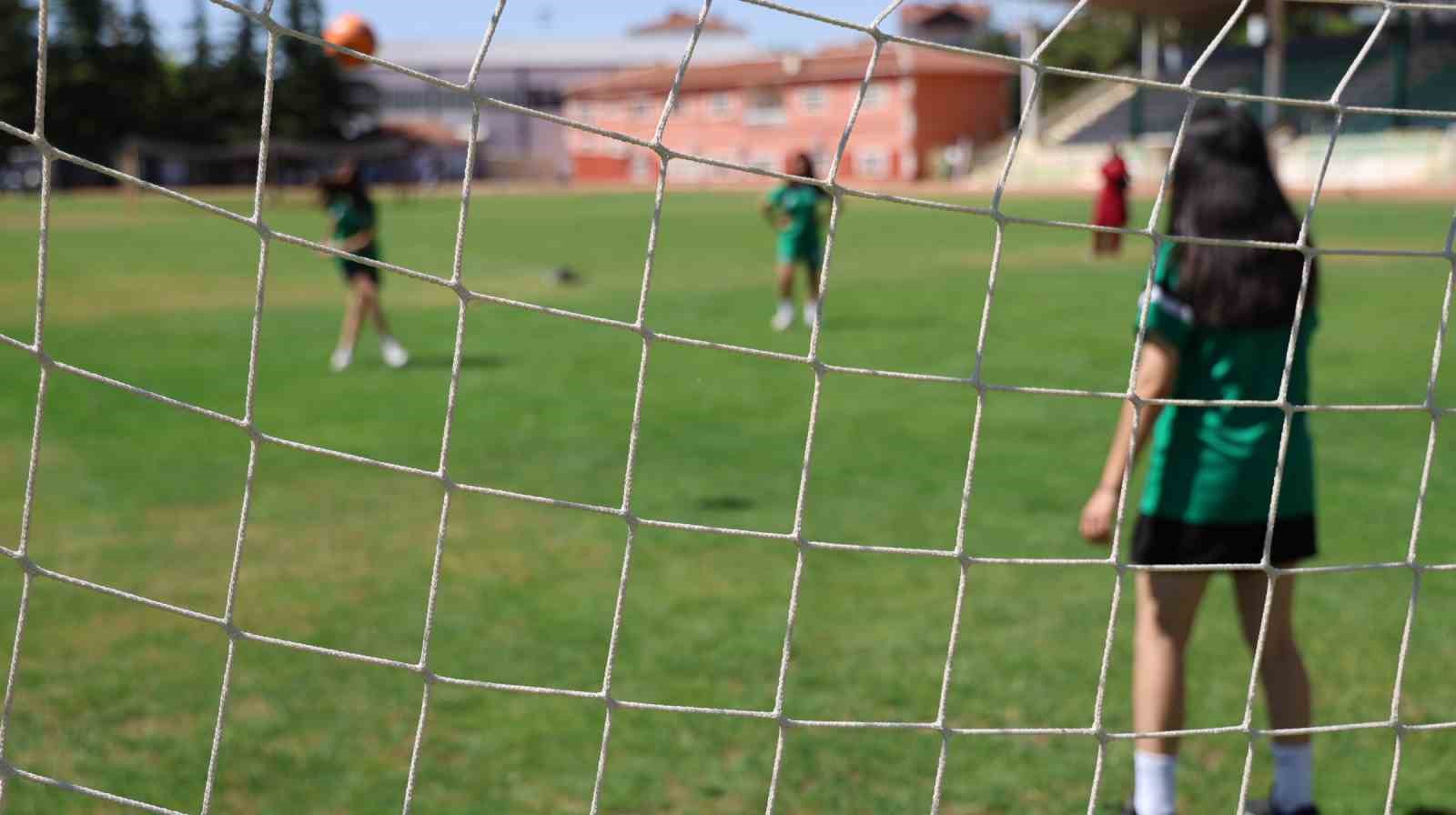 "Futbol erkek işi" diyenlere cevabı sahada verdiler
