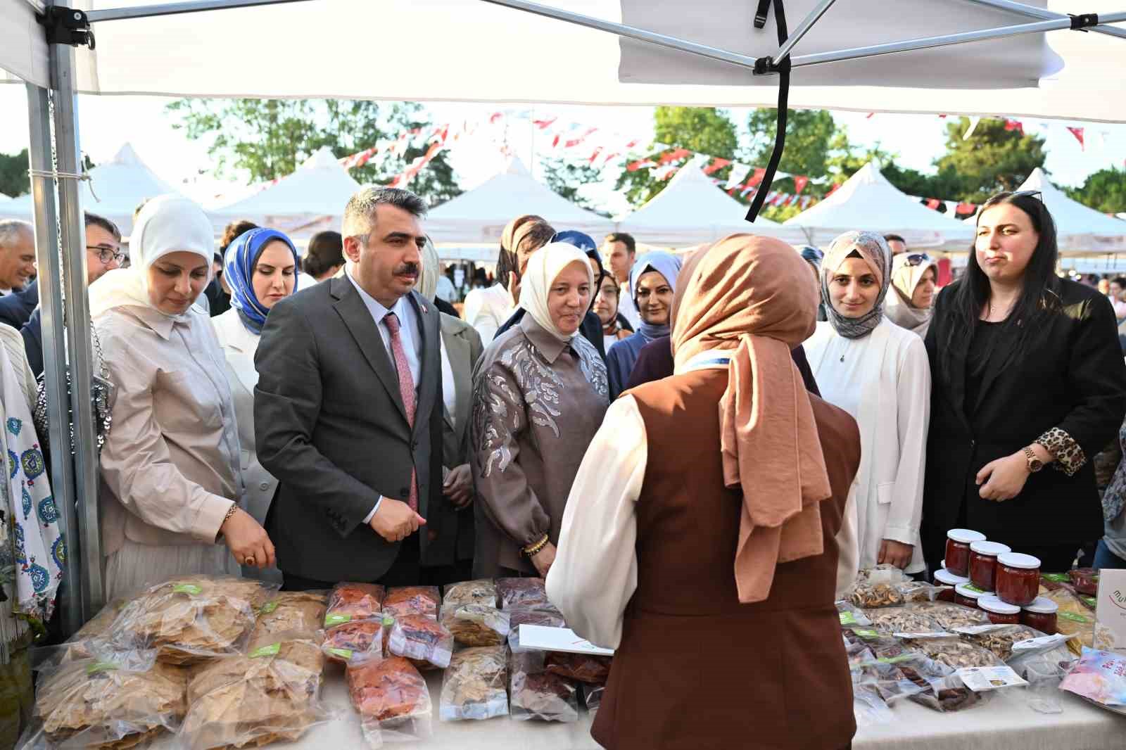 Bursa&rsquo;da deprem bölgesi kadınlarının El Emekleri Festivali&rsquo;ne büyük ilgi