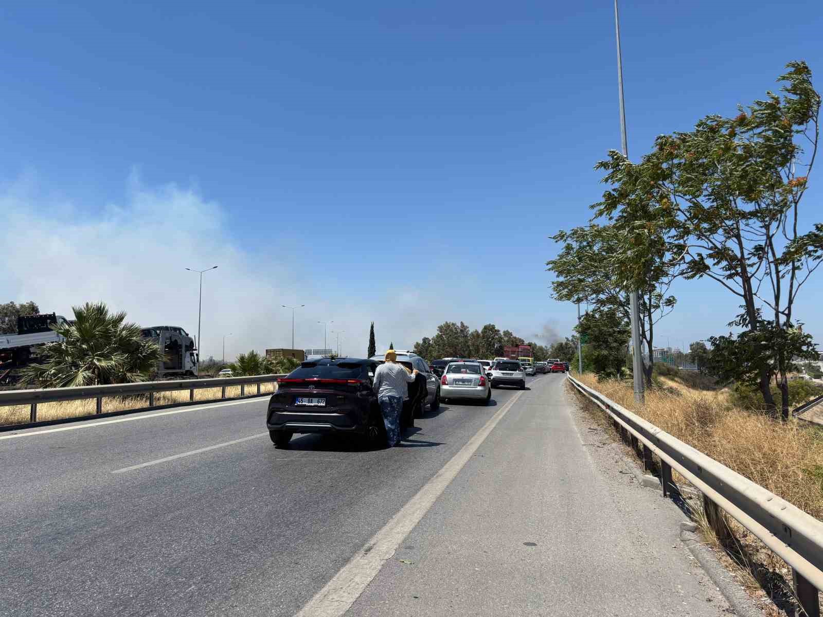 Bornova’da otluk alanda yangın
