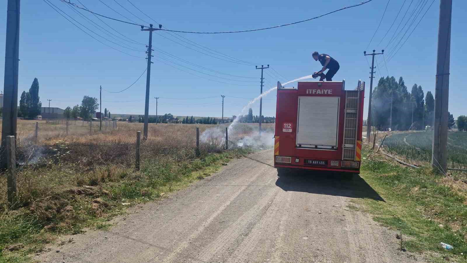 Alaca’da boş arsada yangın paniği: İtfaiye hızla kontrol altına aldı