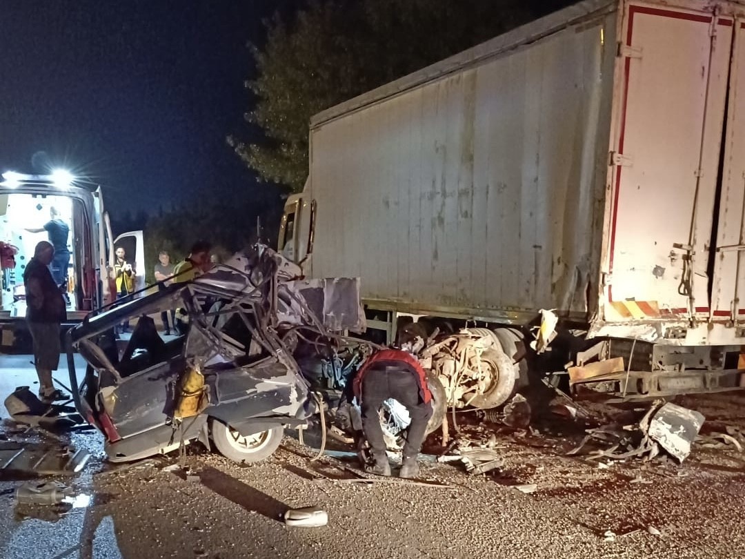 Uşak’ta otomobil park halindeki kamyona çarptı:1 ölü