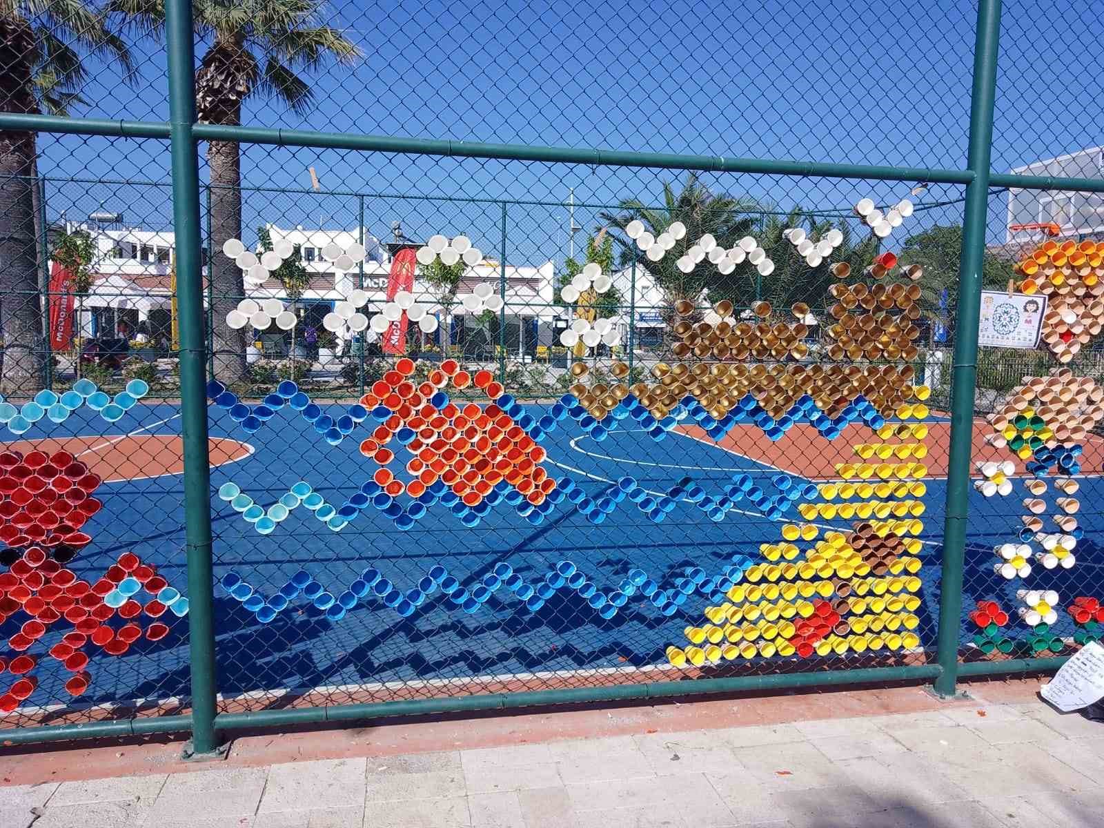 Bodrum’da çocuklar 4 bin bardakla yaza sanatla ’Merhaba’ dedi
