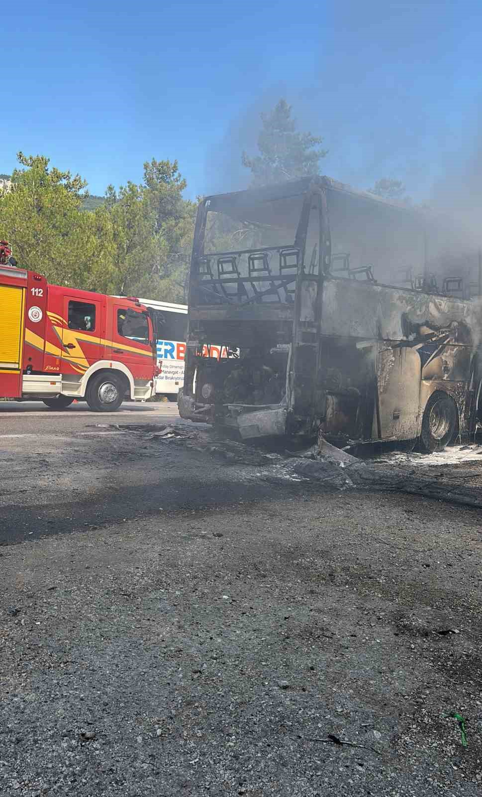 Seyir halindeki yolcu otobüsü alev topuna döndü
