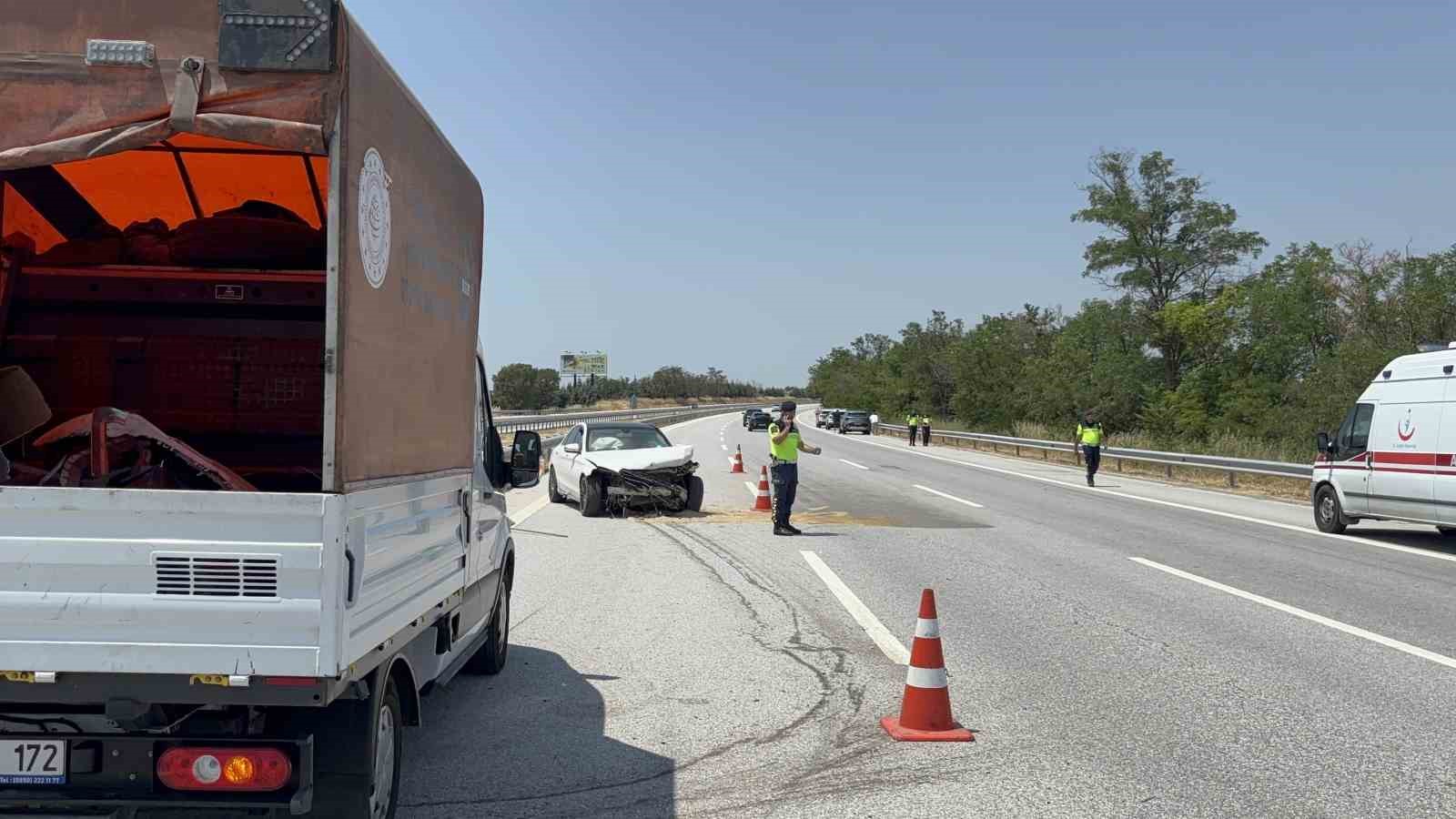 Edirne&rsquo;de ara&ccedil;lar &ccedil;arpıştı: 2 yaralı
