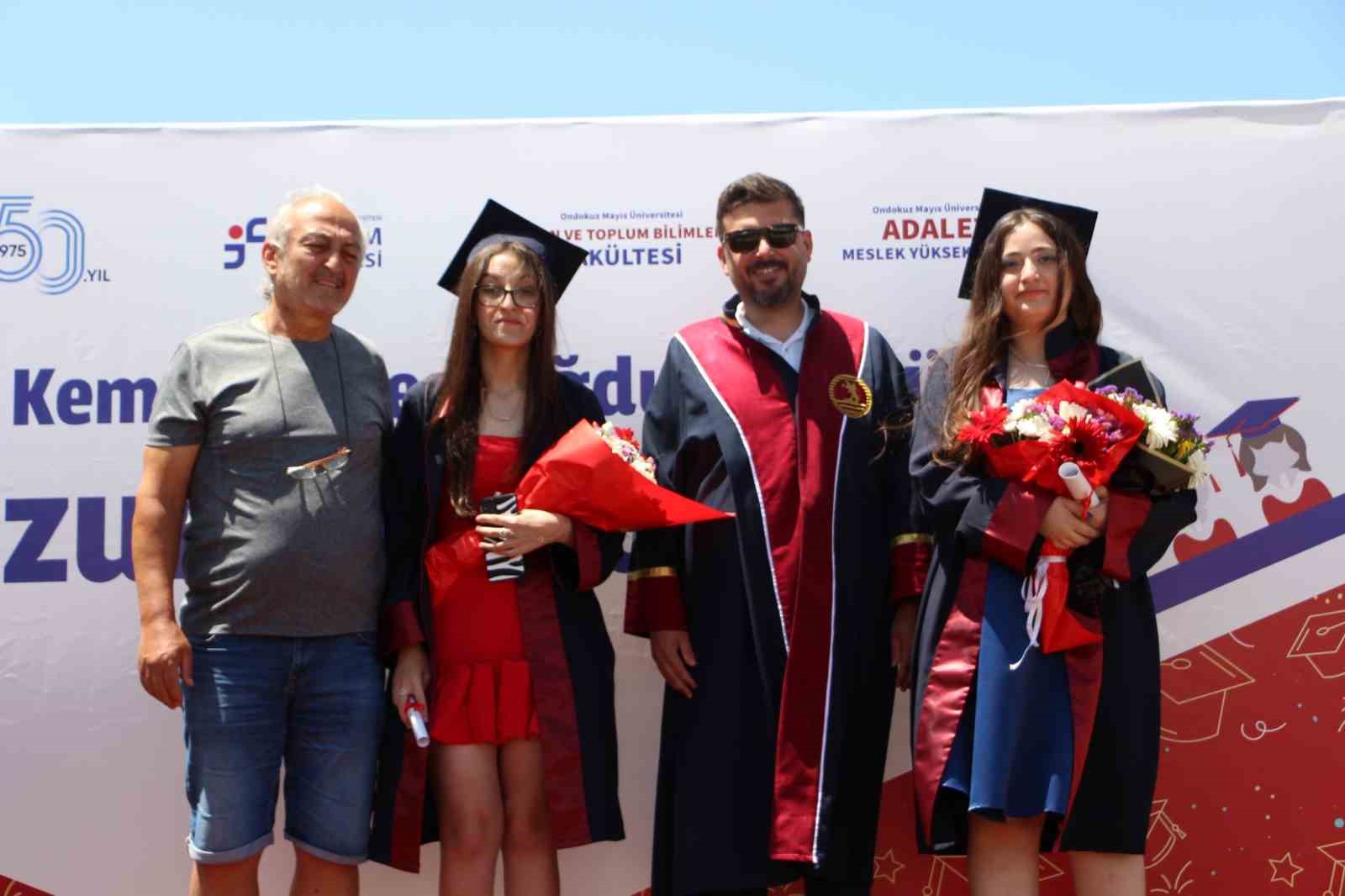 Kas hastası Selin&rsquo;in azmi, babasının desteğiyle birleşti: Fak&uuml;lteyi dereceyle bitirdi
