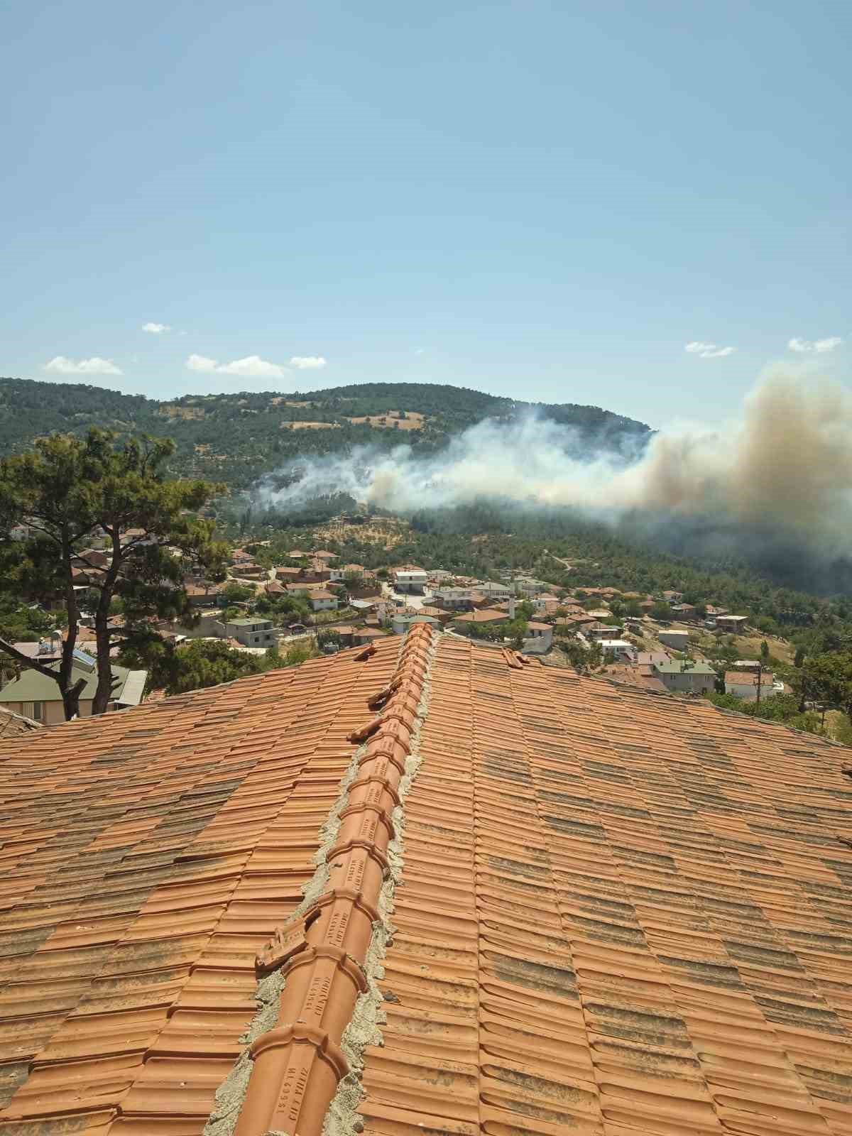 Balıkesir&rsquo;de araziden ormana sı&ccedil;rayan yangına m&uuml;dahale s&uuml;r&uuml;yor
