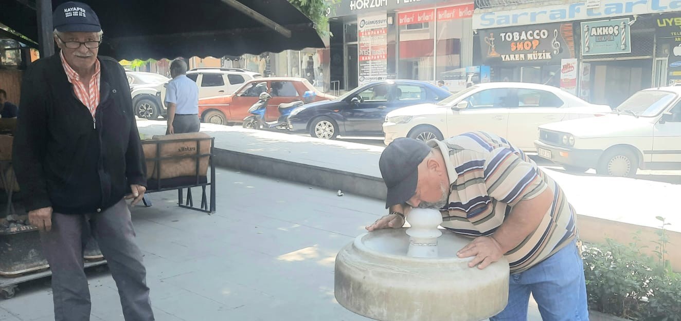 Bu il&ccedil;enin sokaklarındaki &ccedil;eşmelerden 100 yılı aşkındır buz gibi doğal kaynak suyu akıyor
