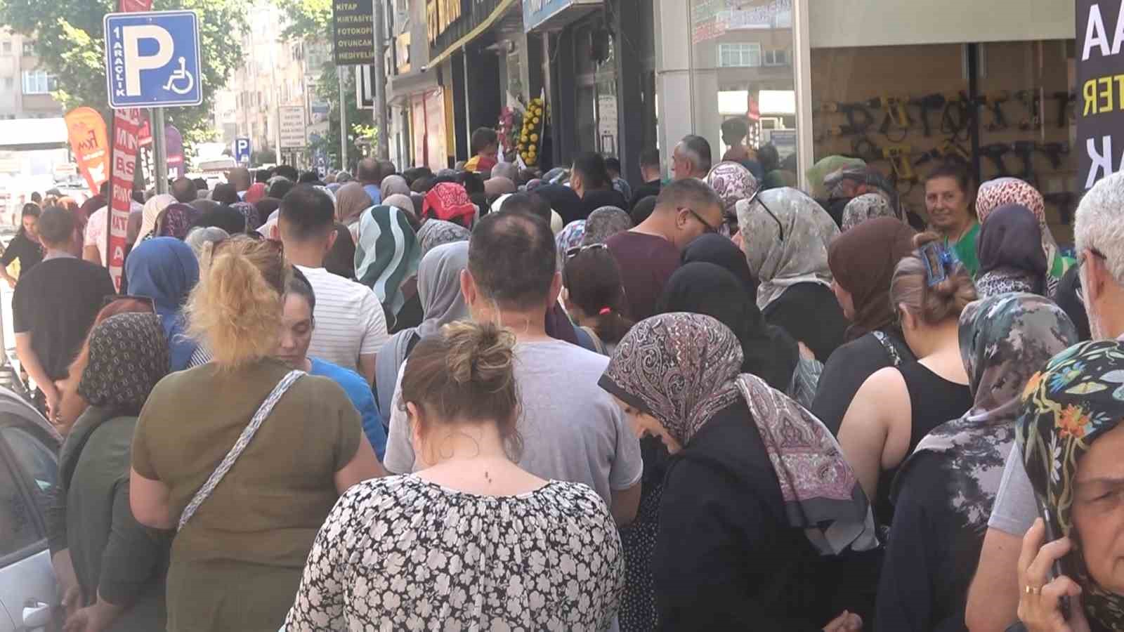 Yalova’da mağaza açılışında indirim izdihamı