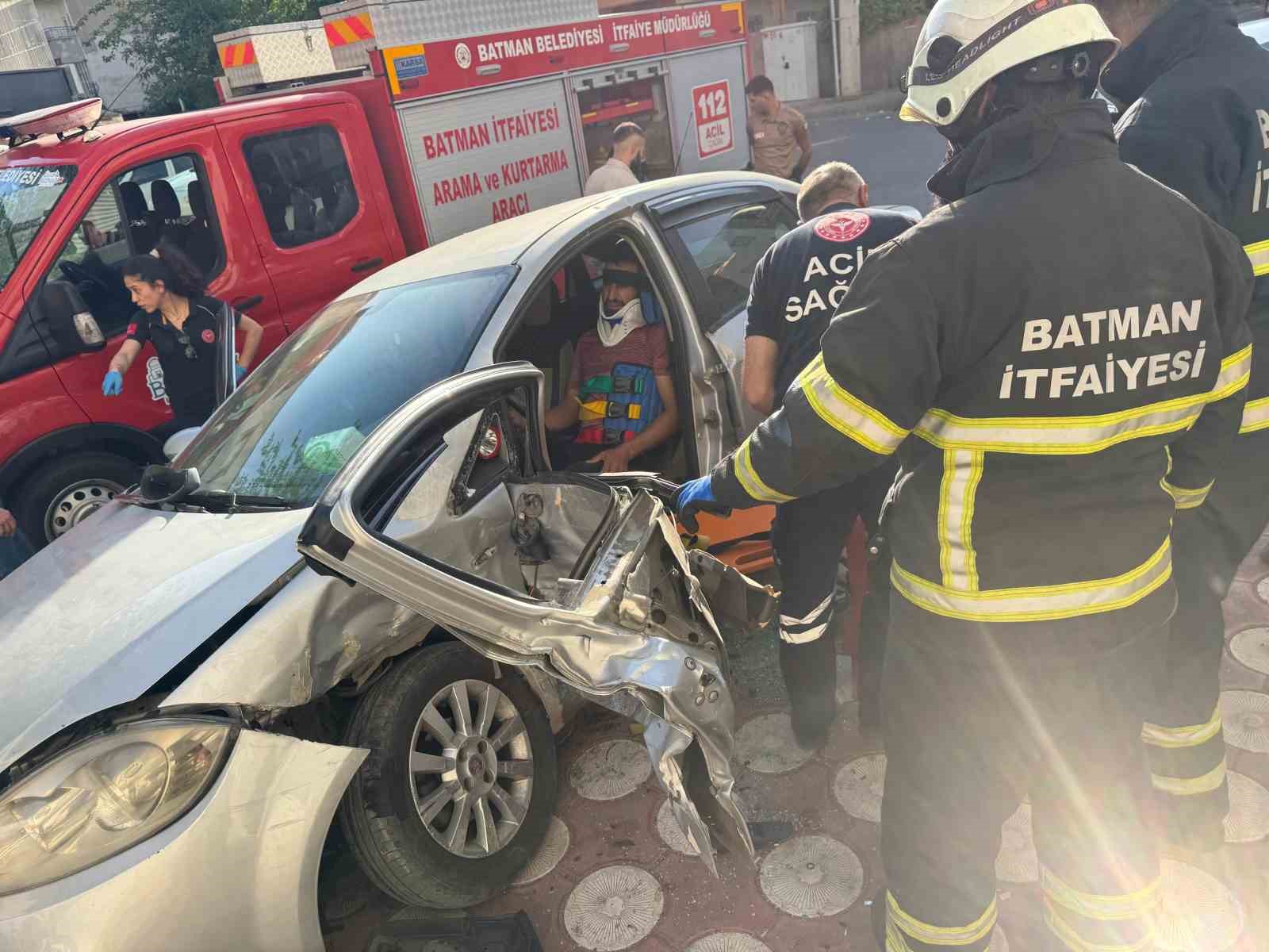 Batman’da otomobillerin çarpışması sonucu sıkışan sürücü kurtarıldı