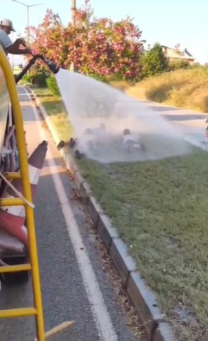 Sıcaktan bunalan &ccedil;ocuklar ref&uuml;jde sulama yapan su tankeriyle serinledi
