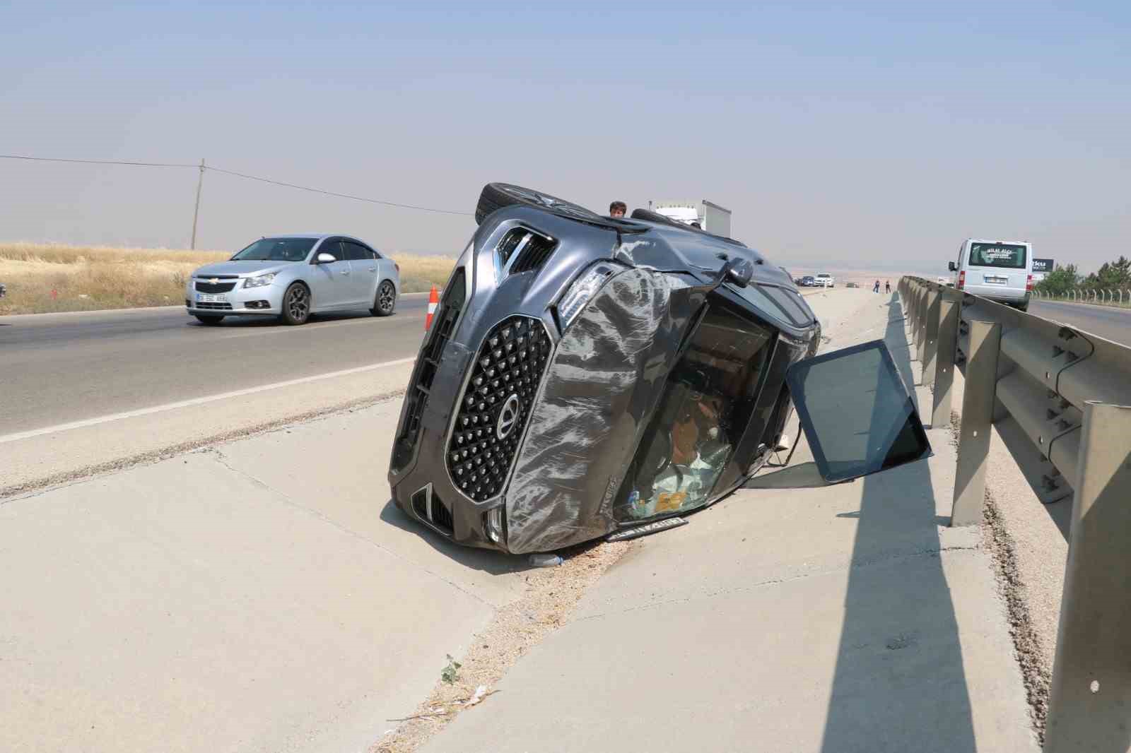 Devrilen otomobilde 1 kişi &ouml;ld&uuml;, 3 kişi yaralandı
