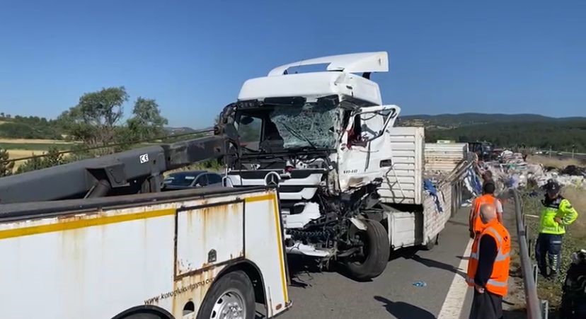 TEM Otoyolu&rsquo;nda devrilen tırın dorsesindeki hurdalar yola sa&ccedil;ıldı: 1 yaralı
