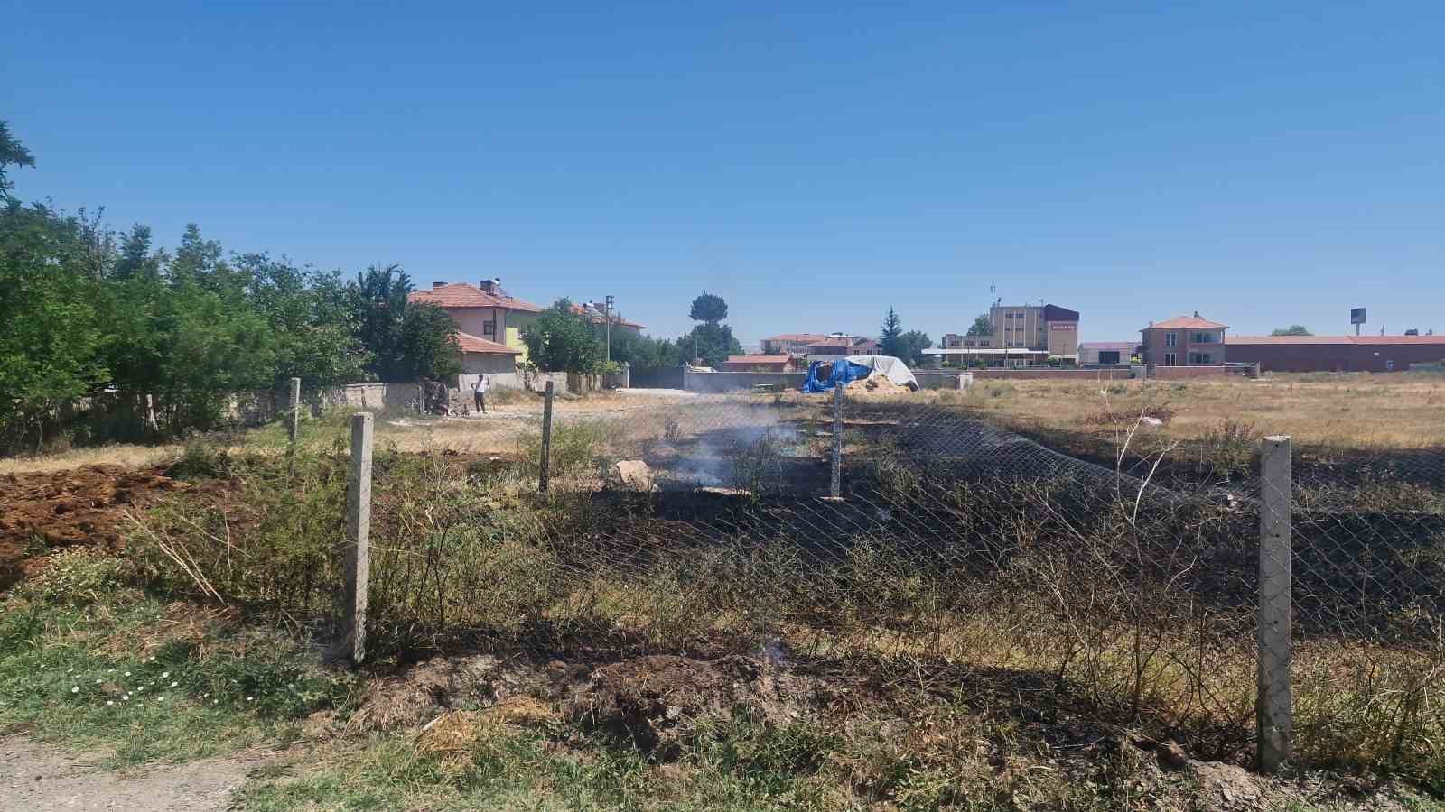 Alaca’da boş arsada yangın paniği: İtfaiye hızla kontrol altına aldı