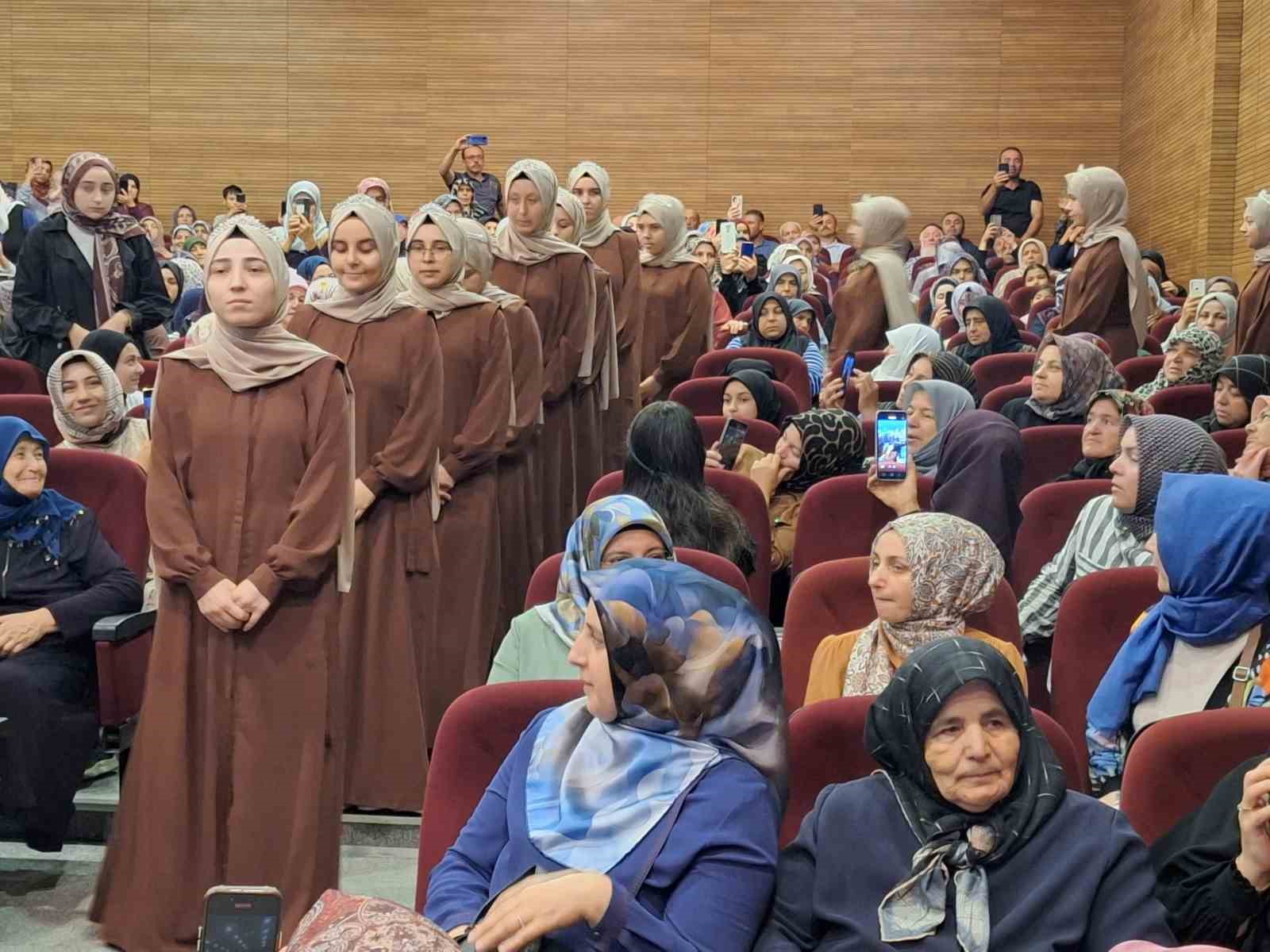 Vezirköprü’de 34 kadın kursiyer hafızlık belgesi aldı