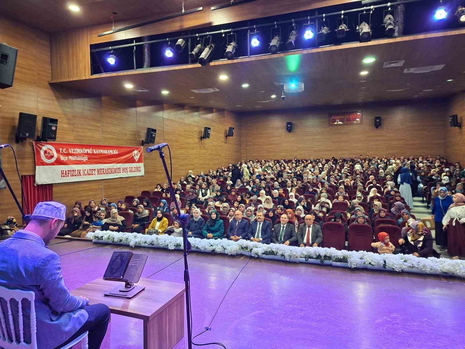 Vezirk&ouml;pr&uuml;&rsquo;de 34 kadın kursiyer hafızlık belgesi aldı
