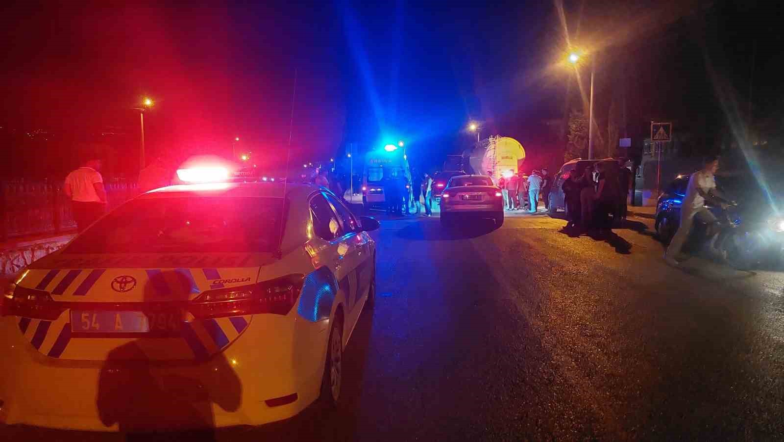 Sakarya&rsquo;da otomobilin &ccedil;arptığı elektrikli bisikletteki anne ve kızı yaralandı
