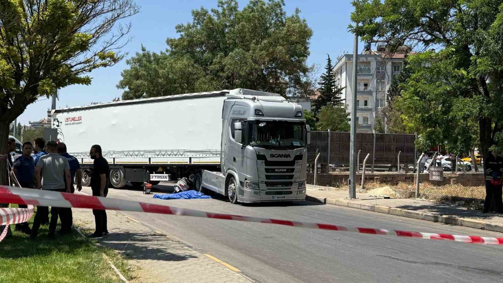 Gaziantep’te tırın altında kalan motosikletteki 2 kişi hayatını kaybetti