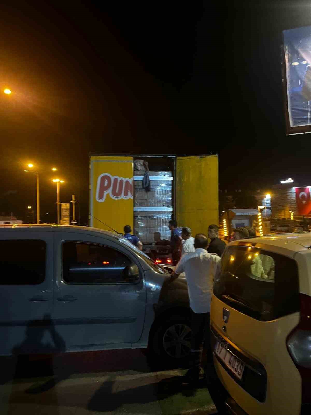 &Ccedil;anakkale&rsquo;de ka&ccedil;ak g&ouml;&ccedil;menler brandasını yırtıp girdikleri tırın dorsesinde yakalandı
