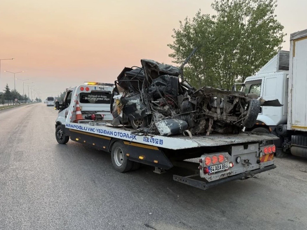 Uşak’ta otomobil park halindeki kamyona çarptı:1 ölü