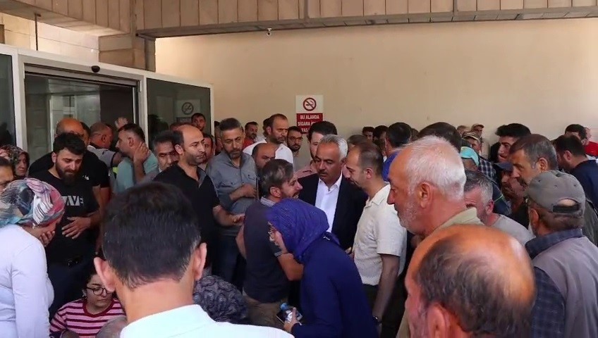 Taş ocağı işçilerinin yakınları hastane önünde gözyaşlarına boğuldu