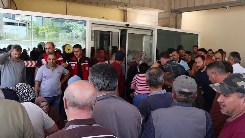 Taş ocağı iş&ccedil;ilerinin yakınları hastane &ouml;n&uuml;nde g&ouml;zyaşlarına boğuldu
