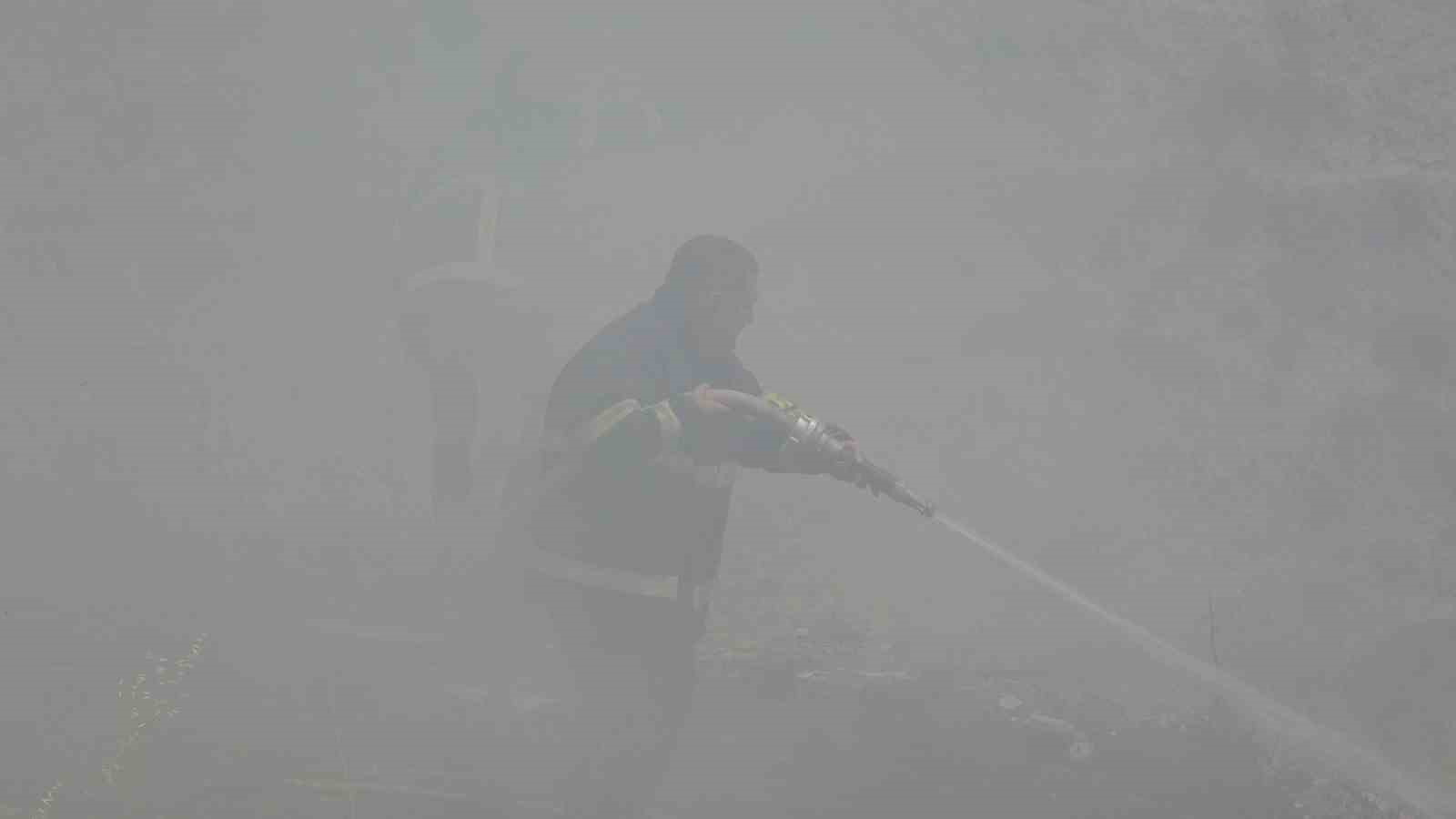 Karab&uuml;k&rsquo;te anız yangını s&ouml;nd&uuml;r&uuml;ld&uuml;
