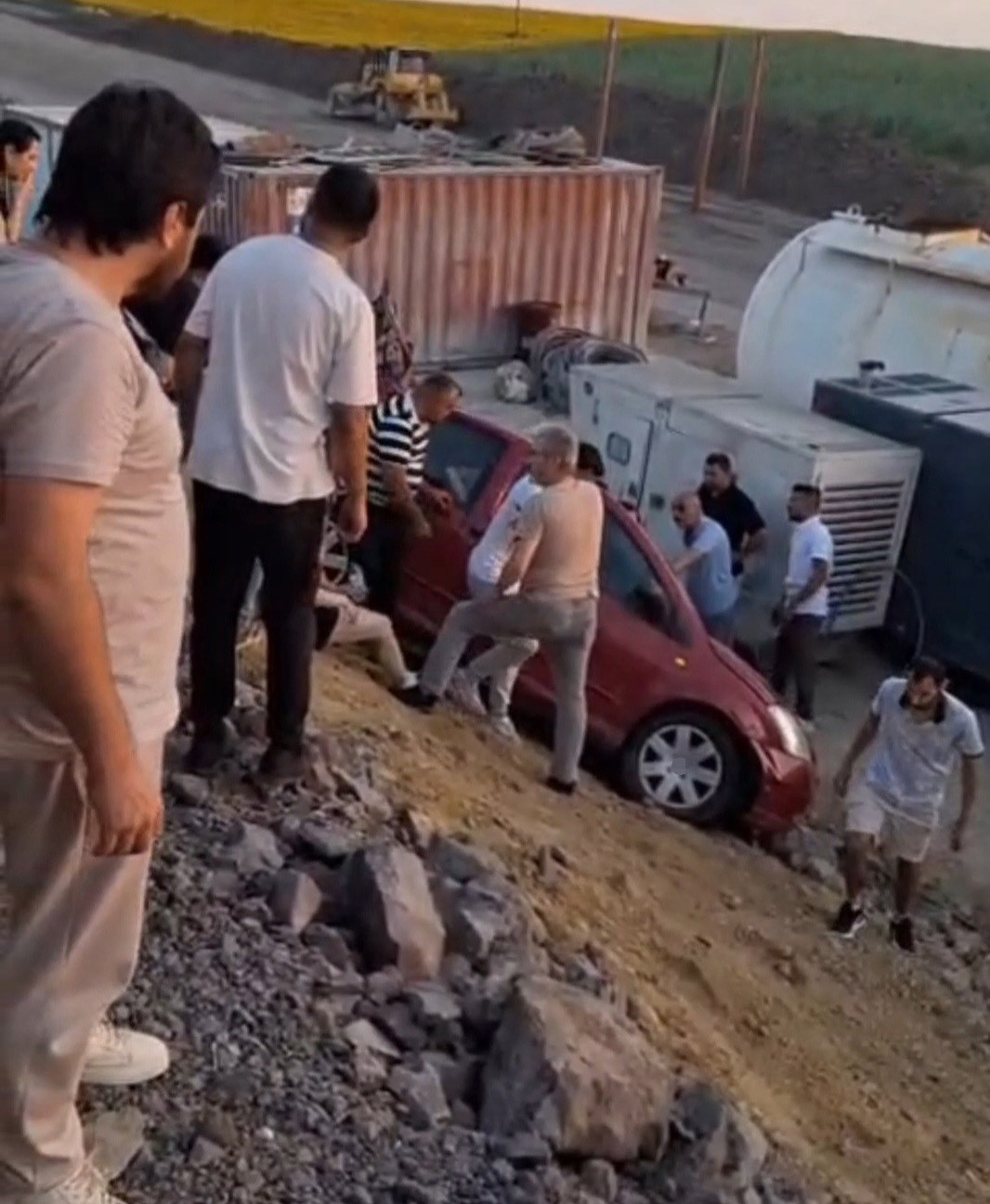 Tekirdağ&rsquo;da kontrolden &ccedil;ıkan ara&ccedil; yol &ccedil;alışması alanına girdi: 2 yaralı
