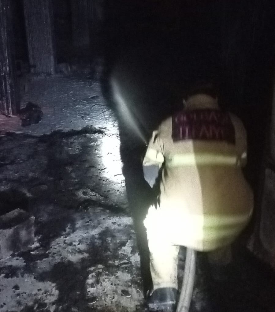 G&ouml;lbaşı&rsquo;nda ahır yangını korkuttu
