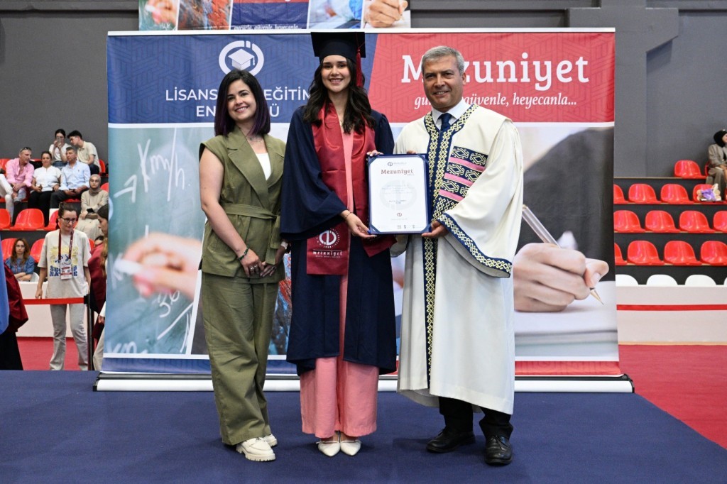 Venezuelalı diplomat da Anadolu Üniversitesi’nde mezuniyet sevinci yaşadı