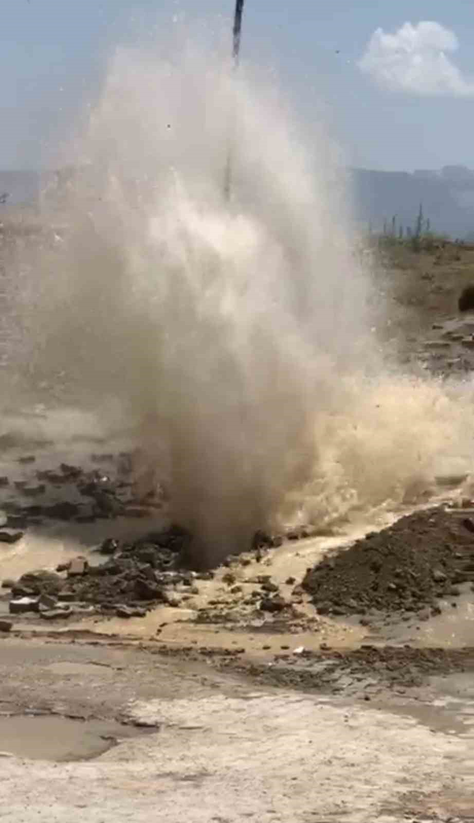 Y&uuml;ksekova&rsquo;da patlayan su hattı &ccedil;ocukların serinleme durağı oldu
