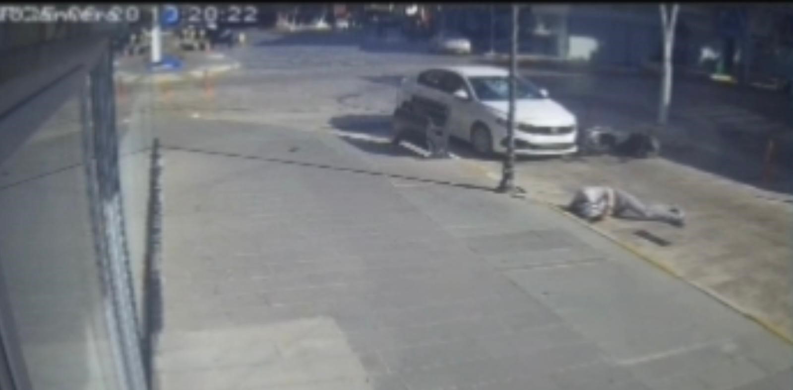 Antalya&rsquo;da otomobil ile &ccedil;arpışan motosikletin s&uuml;r&uuml;c&uuml;s&uuml; metrelerce savruldu
