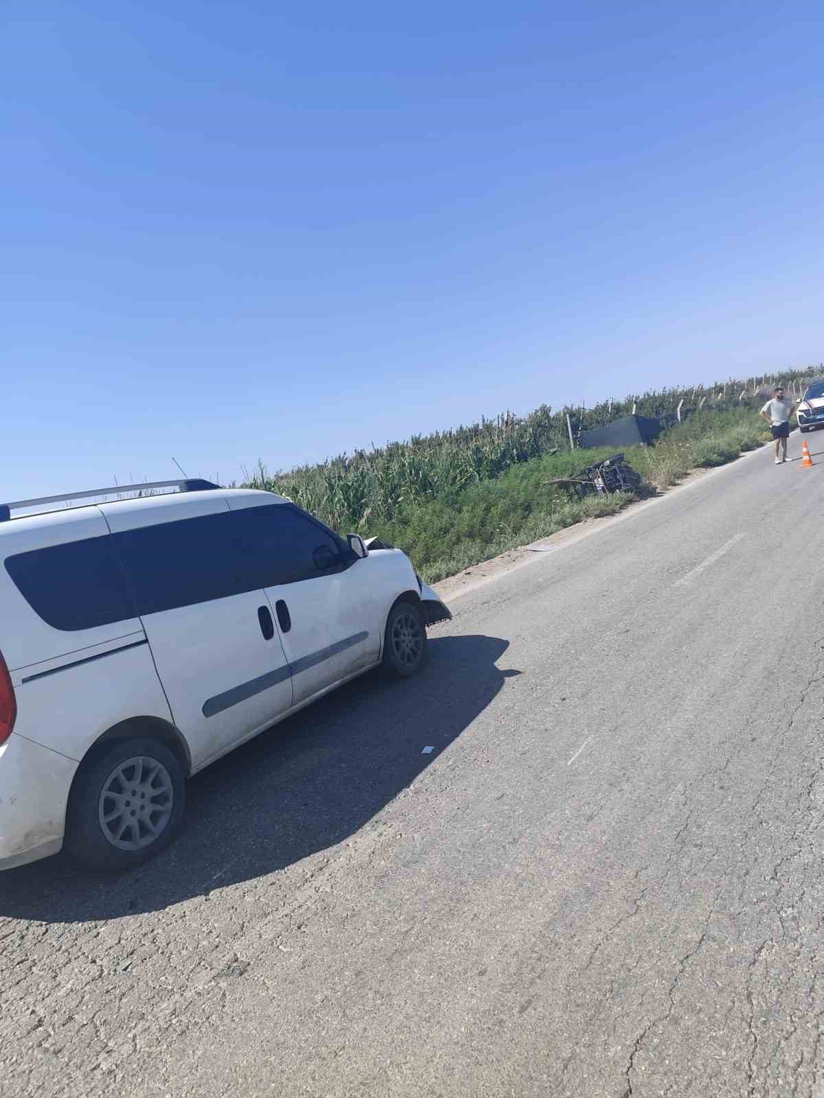 Hafif ticari araçla motosiklet çarpıştı: 2 ölü