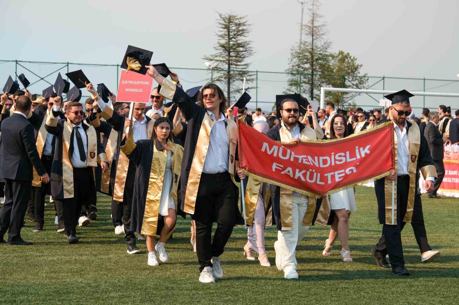 Bilecik Şeyh Edebali &Uuml;niversitesi&rsquo;nde mezuniyet coşkusu
