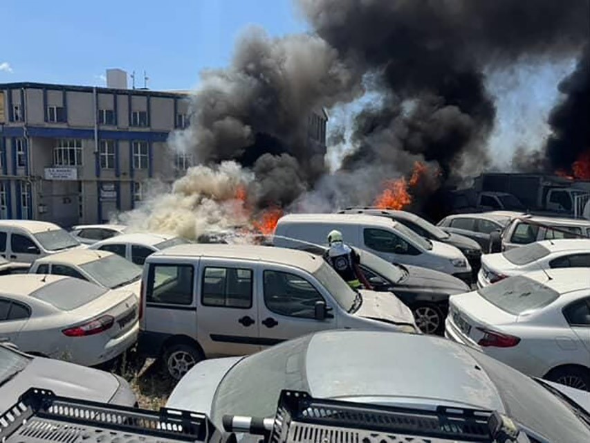 Yediemin otoparkında 10 araç alevlere teslim oldu
