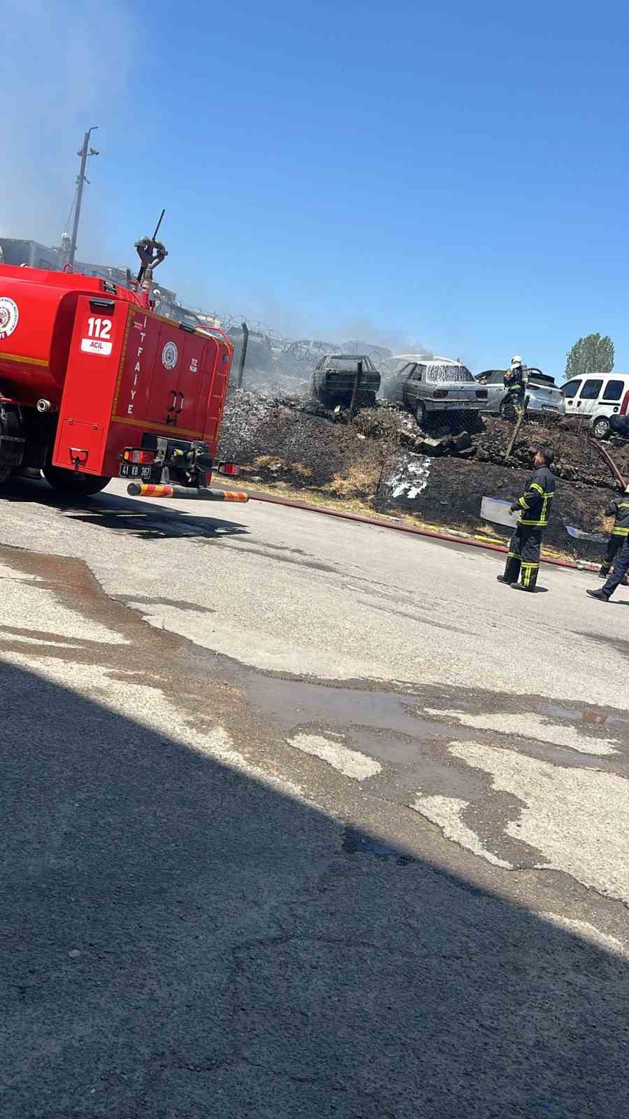 Yediemin otoparkında 10 araç alevlere teslim oldu
